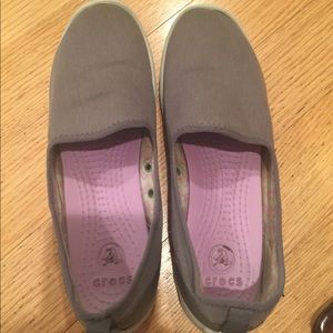 Crocs flats in grey. Ultra comfortable.
